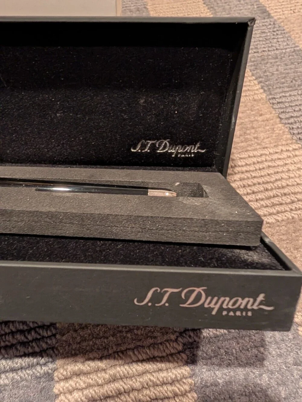 vintage S.T. Dupont Liberté series writing instrument in black lacquer.